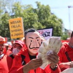 Trabajadores de la planta de Barcelona de la compañía Nissan disfrazados de los personajes de la serie "La Casa de Papel", la semana pasada en Barcelona