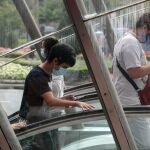 Jóvenes con mascarillas en la Gran Vía de Bilbao