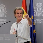 El director del Centro de Coordinación de Alertas y Emergencias Sanitarias (CCAES), Fernando Simón, da paso a un periodista durante una rueda de prensa para informar de la evolución de la COVID-19