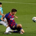 David García y Sergi Roberto pelean por un balón