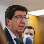 El vicepresidente de la Junta y consejero de Turismo, Regeneración, Justicia y Administración Local, Juan Marín, hoy tras una reunión con el sector de las agencias de viajes