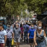 Personas paseando por Las Ramblas de Barcelona