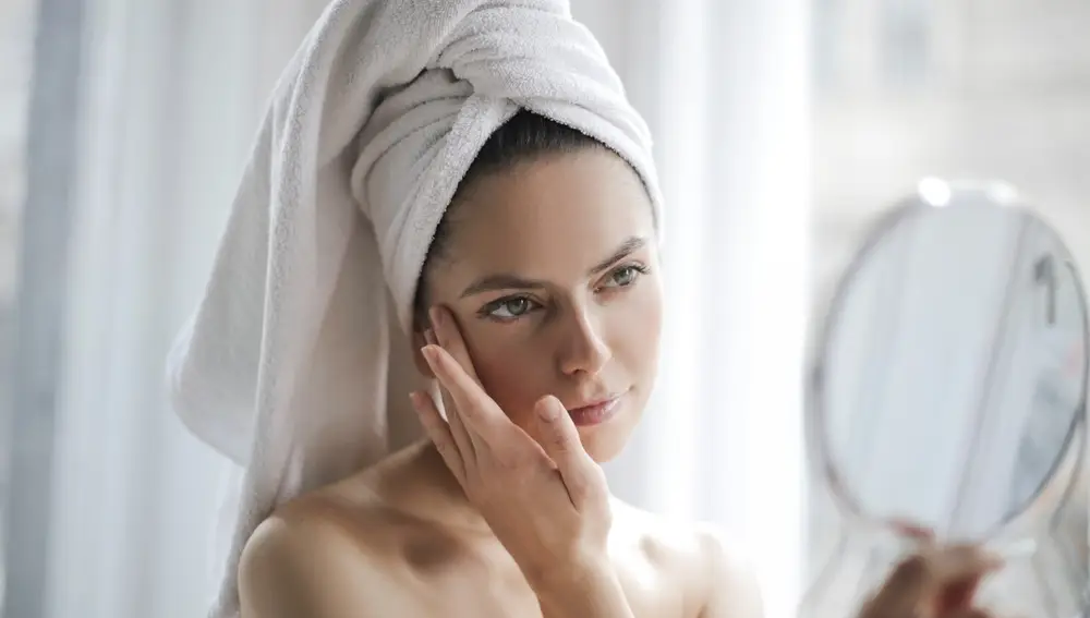 Mantener una higiene facial diaria es la clave para conseguir una textura de piel suave y fresca.