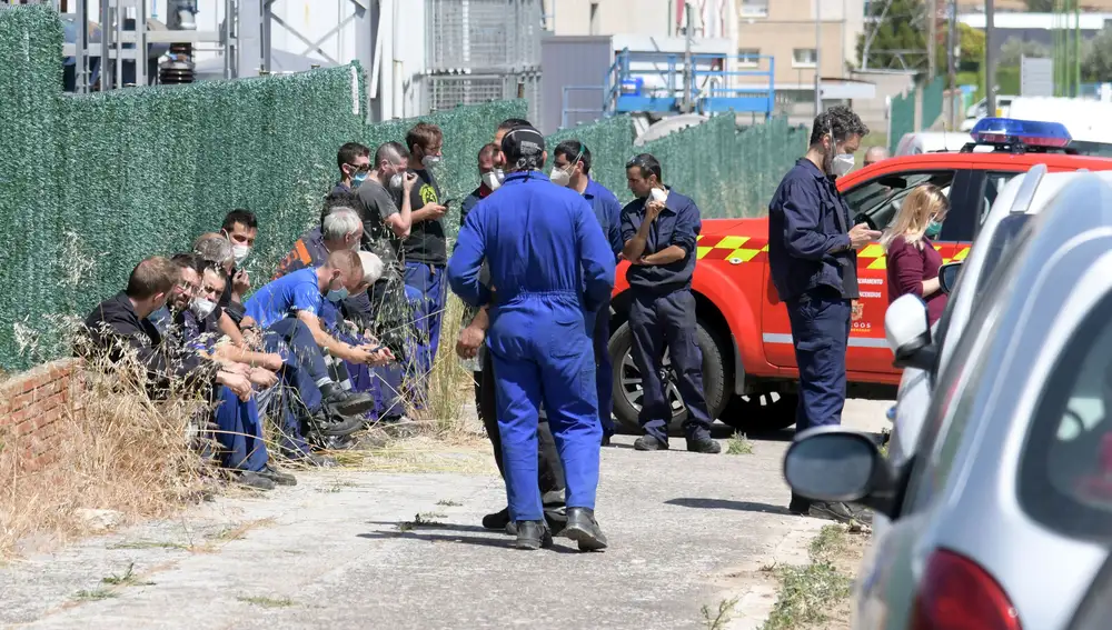 Los trabajadores a las puertas de la fábrica