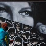 AME2910. SAO PAULO (BRASIL), 16/07/2020.- Un hombre camina frente a un mural este jueves, en Sao Paulo (Brasil). Cuatro meses después de registrar la primera muerte por coronavirus, Brasil suma ya cerca de 75.366 muertes y podría superar este jueves los dos millones de casos de COVID-19, una enfermedad que se expande a diferentes velocidades por el país. EFE/ Fernando Bizerra
