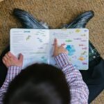 Además de ser un fantástico entretenimiento, la lectura puede ayudar a que los niños se desarrollen tanto intelectual como emocionalmente.