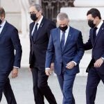 De izquierda a derecha, el presidente de la Xunta de Galicia, Alberto Núñez Feijóo; el presidente de la Generalitat, Quim Torra; el lehendakari del Gobierno Vasco, Iñigo Urkullu; y el presidente de Andalucía, Juanma Moreno, a su llegada a la ceremonia de Estado para homenajear a las víctimas de la pandemia de Covid-19, celebrada en el Palacio Real de Madrid
