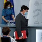 El ministro de Sanidad, Salvador Illa (d) y la ministra de Hacienda y portavoz del Gobierno, María Jesús Montero (i) durante la rueda de prensa tras el Consejo de Ministros