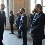 El Rey Felipe VI, saluda al lehendakari del Gobierno Vasco, Iñigo Urkullu (2d); y al presidente de la Generalitat, QUim Torra (1d), a su llegada al homenaje de Estado a las víctimas de la pandemia de coronavirus y a los colectivos que le han hecho frente en primera línea.