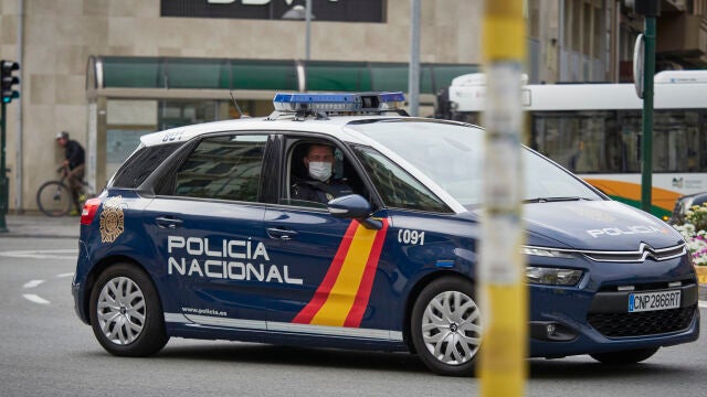 Agentes de la Policía Nacional que efectuaron la detención