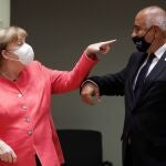 -FOTODELDIA- Bruselas (Bélgica) 17/07/2020.- La canciller alemana, Angela Merkel (izq) apunta al primer ministro búlgaro, Boyko Borissov (d), al inicio de la cumbre de la Unión Europea en Bruselas (Bélgica) este viernes. EFE/Stephanie Lecocq