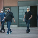 El presidente de Òmnium Cultural, Jordi Cuixat (izquierda); el líder de ERC, Oriol Junqueras; y los exconsellers Raül Romeva y Jordi Turull (derecha) salen a las 6.55 horas de la mañana de este viernes de la prisión de Lledoners, en Sant Joan de Vilatorrada (Barcelona), por primera vez usando su clasificación en tercer grado, la semilibertad, con la que podrán pasar todo el fin de semana en casa.