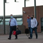 El exconseller de Interior Joaquim Forn (izquierda); El exconseller de Territorio Josep Rull; y el expresidente de la ANC Jordi Sànchez (derecha) salen a las 8.10 de la mañana de este viernes 17 de julio de la prisión de Lledoners, en Sant Joan de Vilatorrada (Barcelona), por primera vez usando su clasificación en tercer grado, la semilibertad, con la que podrán pasar todo el fin de semana en casa.17 JULIO 2020;JOAQUIM FORN;JOSEP RULL;JORDI SÀNCHEZ;LLEDONERS;SANT JOAN DE VILATORRADA;BARCELONA)Pau Venteo / Europa Press17/07/2020