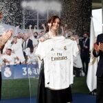 Sergio Ramos, Isabel Díaz Ayuso y Florentino Pérez celebran el título de Liga ganado por el Real Madrid la temporada pasada.