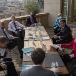 El presidente permanente del Consejo, Charles Michel (en el centro a la izda.) charla con Angela Merkel, Emmanuel Macron,y Ursula von der Leyen,