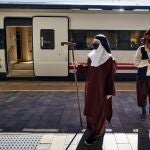 - Una actriz caracterizada de Santa Teresa de Jesus (c) posa en la Estación de Ávila, durante la presentación de una nueva temporada del "Tren Teresa de Ávila", este sábado. La mística abulense recibirá en la Estación de Ferrocarril de la capital a los viajeros procedentes de Madrid, que utilicen este tren turístico, ya que en esta ocasión La Santa no puede viajar en el convoy por el coronavirus. EFE/Raúl Sanchidrián
