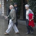 jordi pujol y su mujer abandonan su domicilio