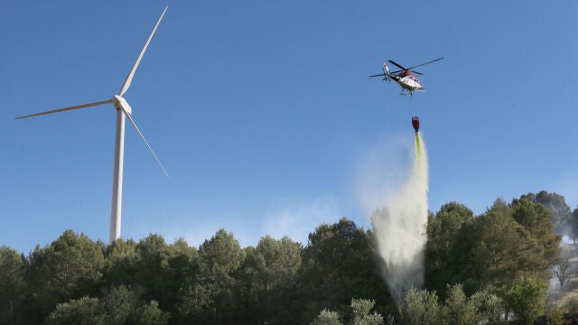 Tareas de extinción de un incendio en Palencia