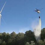 Tareas de extinción de un incendio en Palencia