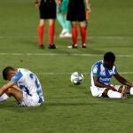 Los jugadores del Leganés a la finalización del encuentro que han disputado esta noche frente al Real Madrid en el estadio Butarque, y que ha significado el descenso a segunda división del equipo pepinero. EFE/Mariscal