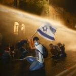 La policía israelí utiliza cañones de agua para dispersar la protesta contra el primer ministro israelí en la madrugada del sábado en plena propagación de coronavirus