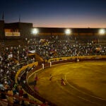 Plano general con público con mascarillas en la plaza de toros de Avila donde se celebra la segunda corrida de toros después de la pandemia