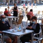 Varias personas en una terraza de la Plaza Mayor de Salamanca