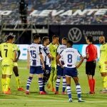 Jugadores del Levante y del Getafe esperan la decisión del VAR. EFE / Manuel Lorenzo.