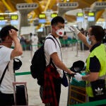 Controles de temperatura a viajeros en los mostradores de facturación de la T-4 del aeropuerto de Barajas