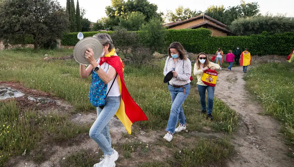 Cacerolada en los alrededores de la vivienda de Iglesias y Montero en Galapagar (Madrid) en mayo del pasado año