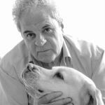 El escritor Juan Marsé, con su perro Simón, durante una entrevista que dio al publicar "Rabos de lagartija"