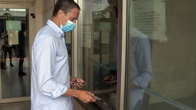 El expresidente de la Generalitat Valenciana, Eduardo Zaplana, en el juzgado de Valencia donde acude acude para firmar