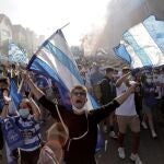 Aficionados del Deportivo en los alrededores de Riazor antes de conocer el aplazamiento del Deportivo-Fuenlabrada