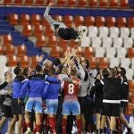 Los jugadores del Lugo mantean a su técnico, Juan Francisco García 'Juanfran', tras conseguir la permanencia del equipo lucense. EFE / Eliseo Trigo.