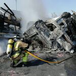 Fallece el conductor de un camión tras quedar atrapado en su interior e incendiarse tras un accidente