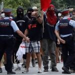 Manifestantes independentistas convocados por la ANC, Òmnium Cultural y los Comités de Defensa de la República (CDR) protestan en los alrededores del Monasterio de Poblet (Tarragona) contra la visita de los Reyes