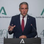 El consejero de presidencia, Elías Bendodo, este lunes durante su intervención en la rueda de prensa posterior a la reunión del Consejo de Gobierno