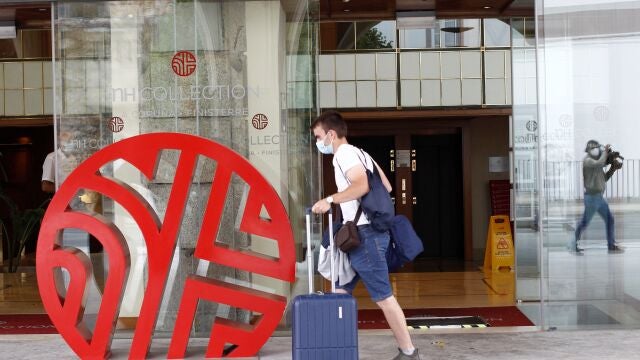 Entrada del hotel de A Coruña donde se encuentran aislados los jugadores y el cuerpo técnico del Fuenlabrada
