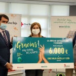El consejero de Fomento y Medio Ambiente de Castilla y León, Juan Carlos Suárez-Quiñones; José Carlos Agustina, gerente de zona de Ecovidrio, y la presidenta de Cruz Roja en Valladolid, Rosa Urbón, durante el acto de entrega de la donación económica a Cruz Roja
