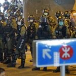 Policía antidisturbios en Hong Kong por el aniversario del asalto al metro de la ciudad autónoma china en medio de la escalada de tensión