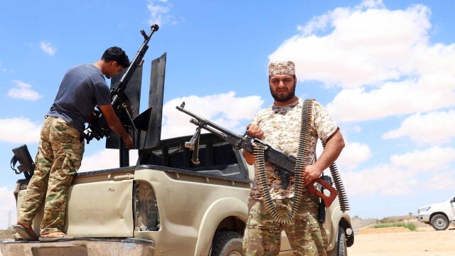 Combatientes leales al gobierno libio reconocido por la ONU en la región de Abu Qurain, a mitad de camino entre Trípoli y Bengansi