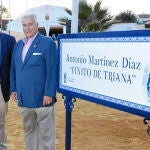 El alcalde de Tomares, José Luis Sanz, y Antonio Martínez, "Finito de Triana", junto a su calle en el recinto ferial de la localidad sevillana