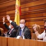 El presidente de las Cortes, Luis Fuentes, vota durante el Pleno