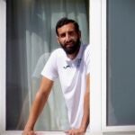 José Rodríguez, jugador del Fuenlabrada, se asoma este miércoles a una de las ventanas del hotel Finisterre de La Coruña