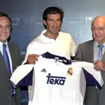El portugues Luis Figo,acompañado por el presidente del Real Madrid ,Florentino Perez ,iz, y Alfredo Di Stefano ,