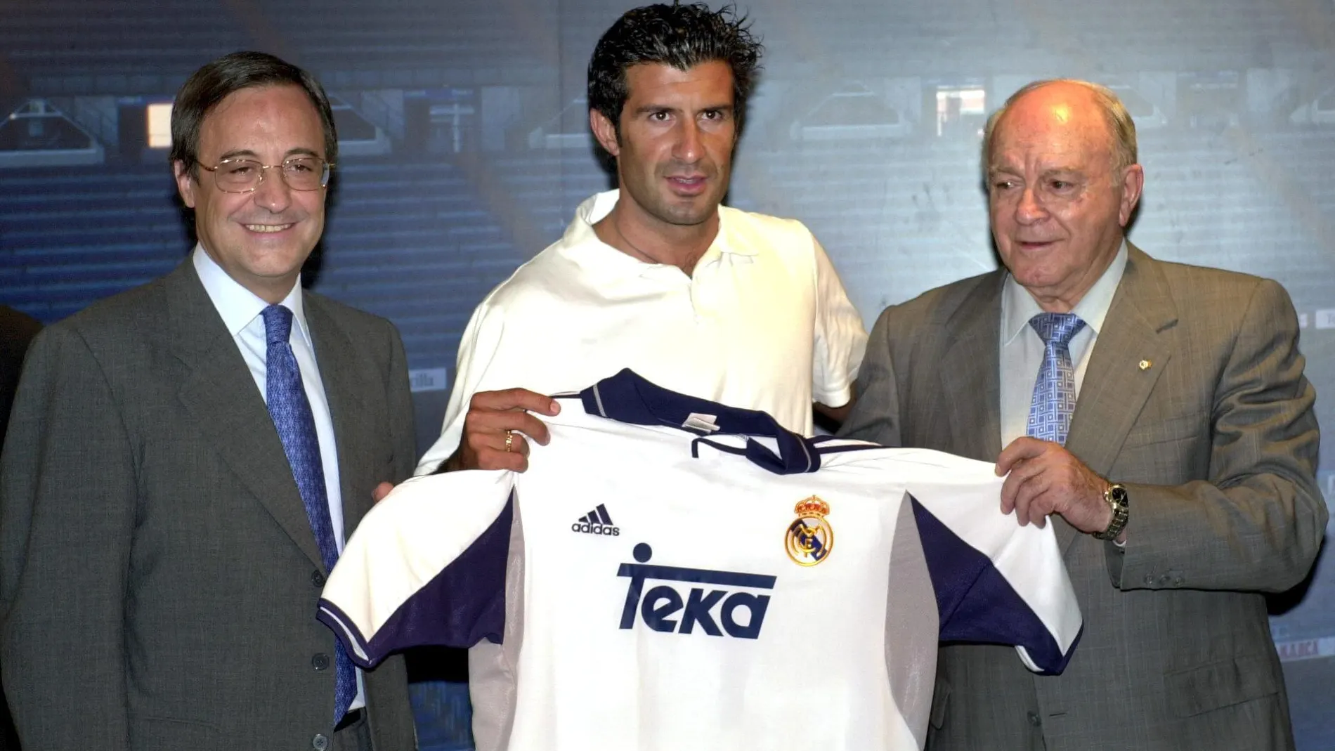 El portugues Luis Figo,acompañado por el presidente del Real Madrid ,Florentino Perez ,iz, y Alfredo Di Stefano ,