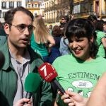 El líder de IU-A, Toni Valero, junto a la coordinadora de Adelante, Teresa Rodríguez
