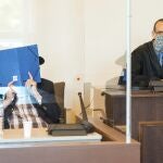 El soldado nazi Bruno Dey, de 93 años se tapa la cara durante el juicio por su complicidad en la muerte de más de 5.000 personas
