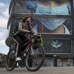 Una mujer pasea en bicicleta en Bogotá