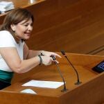 La portavoz del grupo popular, Isabel Bonig, pregunta, en el pleno de Les Corts, al presidente de la Generalitat sobre la crisis económica, social y sanitaria derivada de la pandemia por coronavirus. EFE/Manuel Bruque